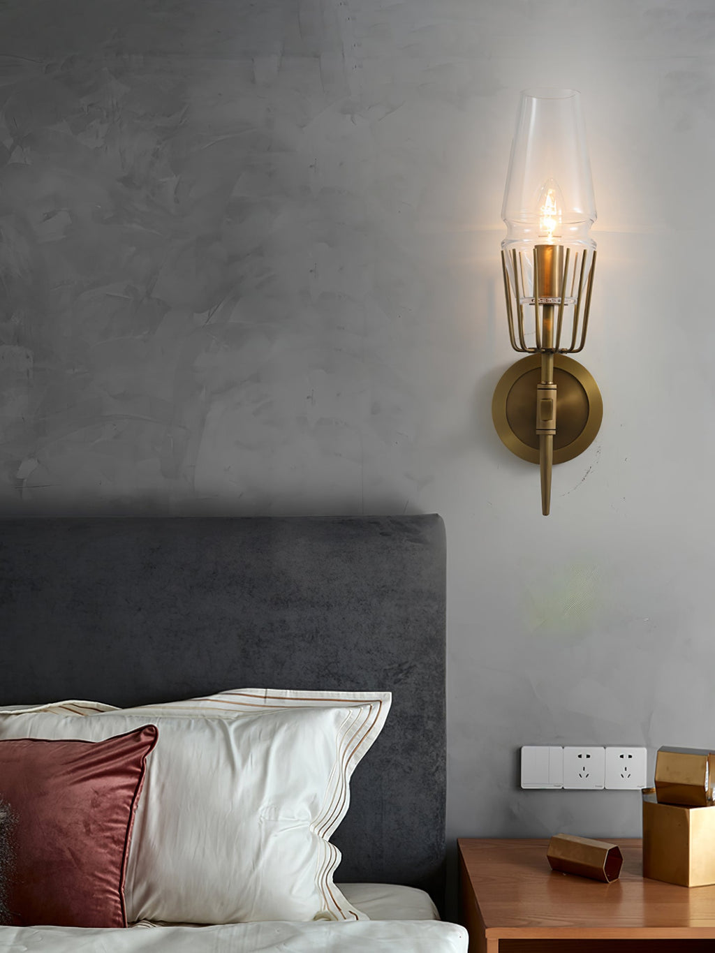 Aureline Modern Black And Gold Wall Lamp For Luxe Rooms | Veisp