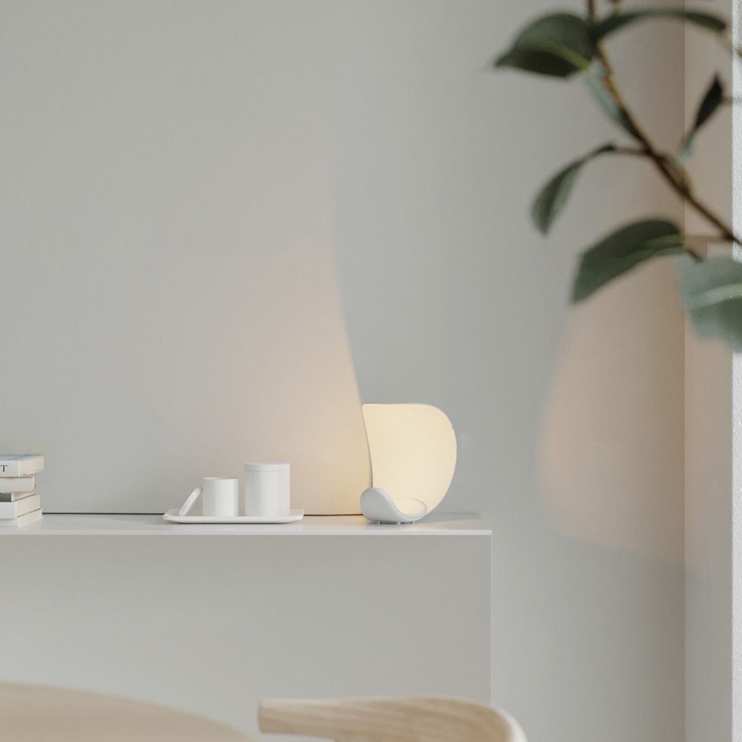 Liora Curved Table Lamp With Elegant Swirls And Soft Glow | Veisp