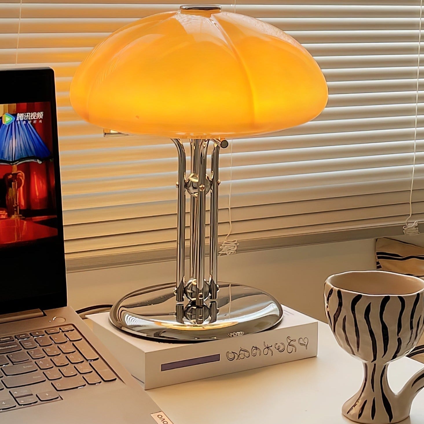 Cresca | Bauhaus Mushroom Table Lamp in Amber Glass | Veisp