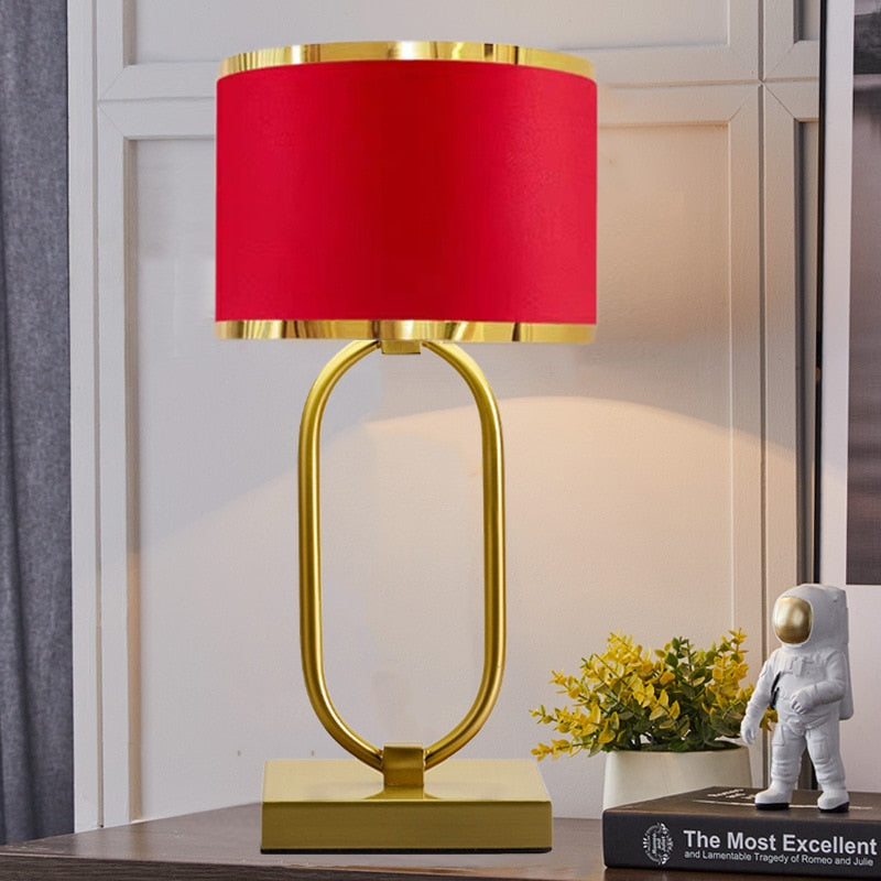 AureoBeam Golden Desk Lamp With Retro Postmodern Style | Veisp