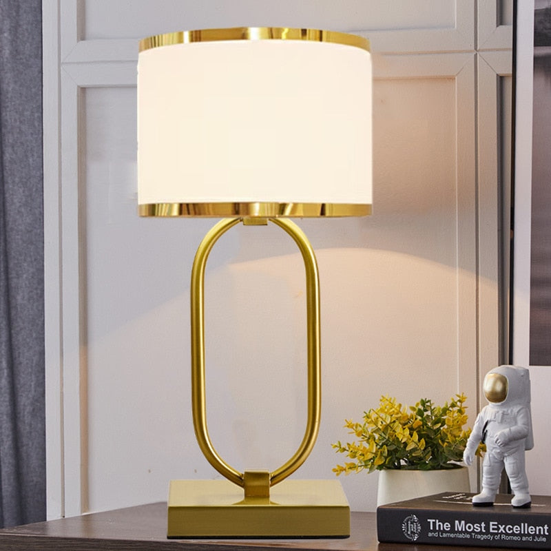 AureoBeam Golden Desk Lamp With Retro Postmodern Style | Veisp