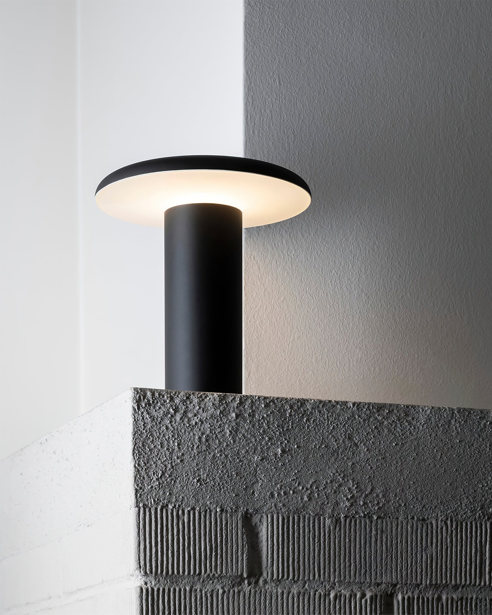 LumaFlow Minimalist LED Table Lamp With USB Charging | Veisp